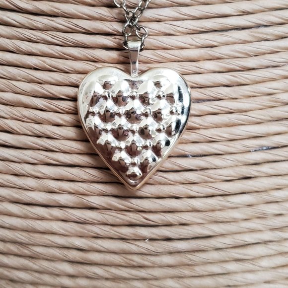 "Love" Locket and Chain - Picture 5 of 5